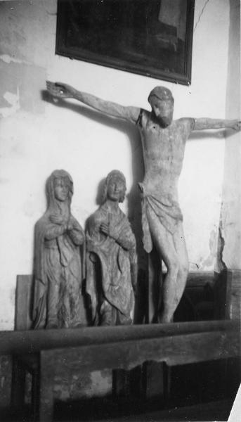 deux statues : le Christ en croix avec La Vierge et saint Jean