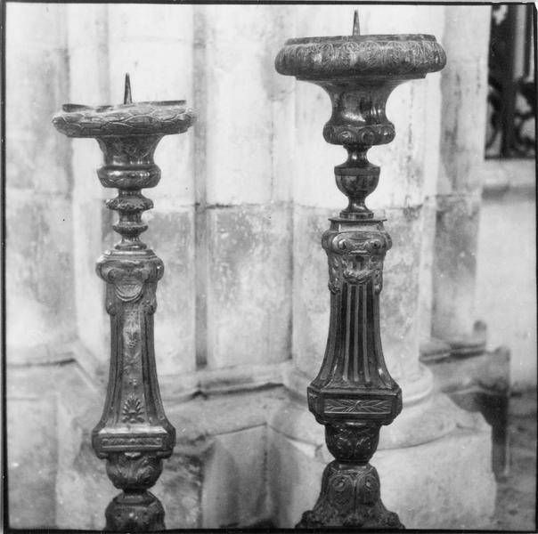 deux chandeliers d'autel