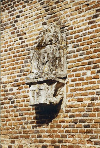 statue : Vierge à l'Enfant assise, console : la Maison de Lorette, vue de gauche