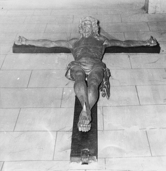 statue : Christ en croix