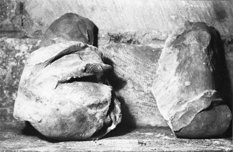 deux fragments de sculptures