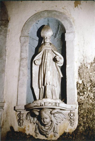 statue et sa console : saint Eloi, saint Paxent, saint Hubert, saint Jean l'Evangéliste