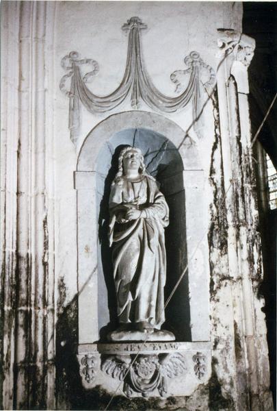 statue et sa console : saint Eloi, saint Paxent, saint Hubert, saint Jean l'Evangéliste