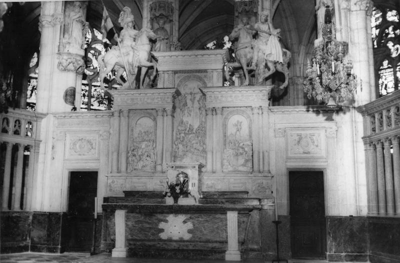 retable du maître-autel, trois bas-reliefs : Scènes de la Passion, deux statues : saint Florentin, saint Martin