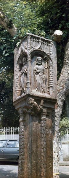 bas-relief (poteau cornier) : saint Jean-Baptiste, saint Paul et un vigneron