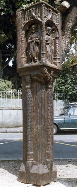 bas-relief (poteau cornier) : saint Jean-Baptiste, saint Paul et un vigneron