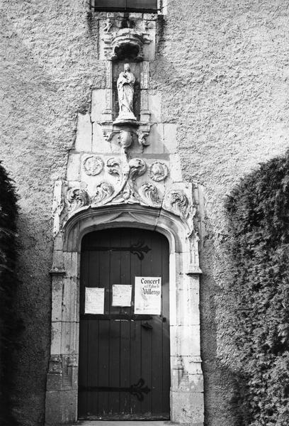 statue : Vierge à l'Enfant, dans la niche au desus de la porte