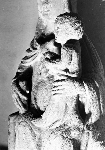 statue : Vierge à l'Enfant assise, détail