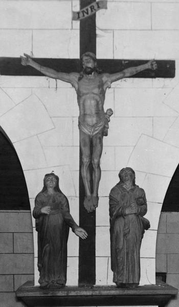 groupe sculpté : Le Christ en croix entre la Vierge et saint Jean