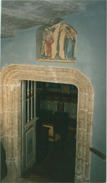 bas-relief surmontant la porte de la chapelle : Annonciation (l'), vue générale