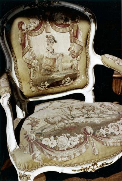 fauteuils style Louis XV, vue partielle