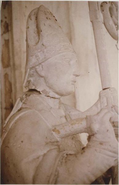 statue : saint Evêque, vue partielle