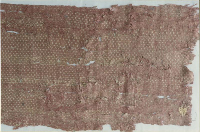 tissu (fragment) : suaire de saint Savinien, détail avant restauration - © Ministère de la Culture (France), Médiathèque du patrimoine et de la photographie (objets mobiliers), tous droits réservés