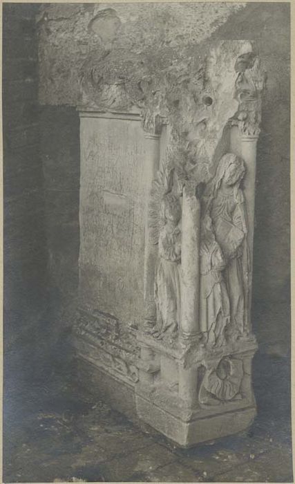 fragment provenant de l'ancien retable de la Belle Croix : bas-relief : Sainte Anne et la Vierge enfant