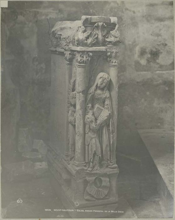 fragment provenant de l'ancien retable de la Belle Croix : bas-relief : Sainte Anne et la Vierge enfant