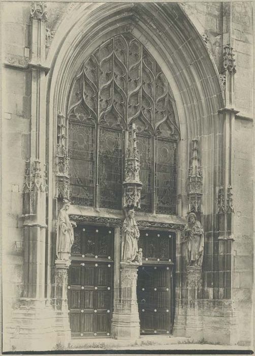  statues : Saint Yves, Saint Jean-Baptiste