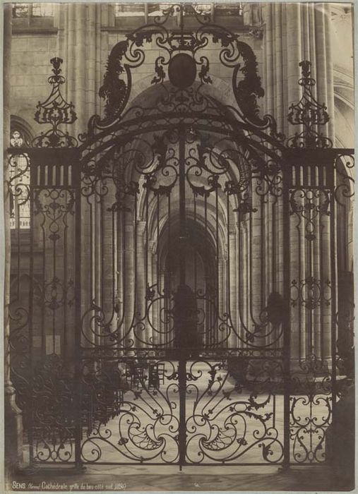 grilles et porte provenant de la clôture du choeur de la cathédrale