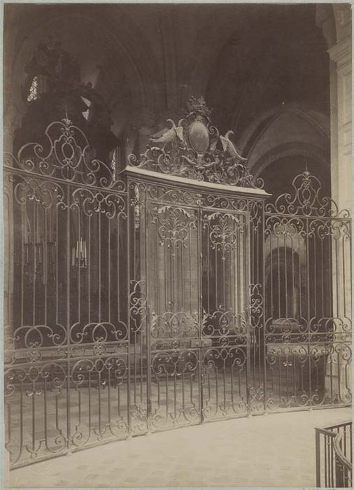 Grilles et porte provenant de la clôture du choeur de la cathédrale