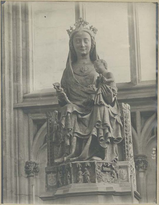 statue : Vierge à l'Enfant assise