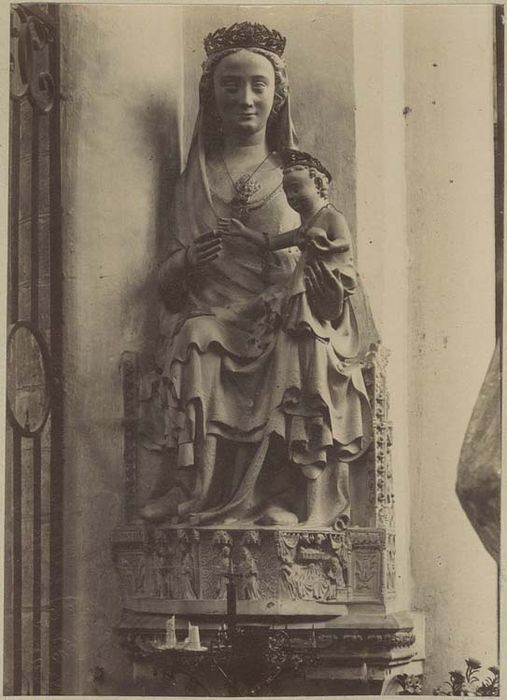 statue : Vierge à l'Enfant assise