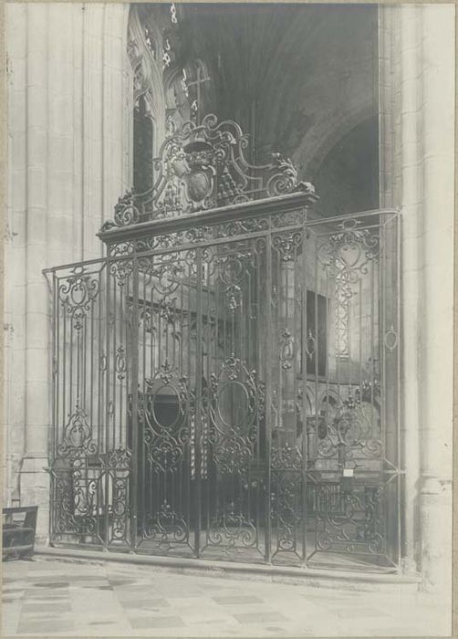 grilles et porte provenant de la clôture du choeur de la cathédrale