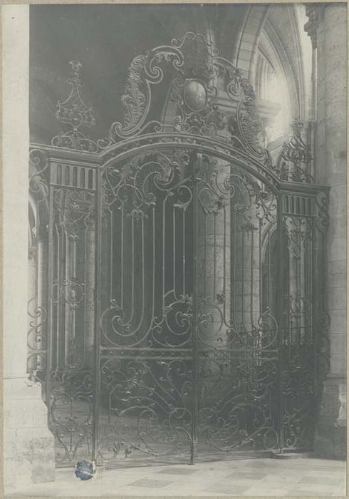 grilles et porte provenant de la clôture du choeur de la cathédrale