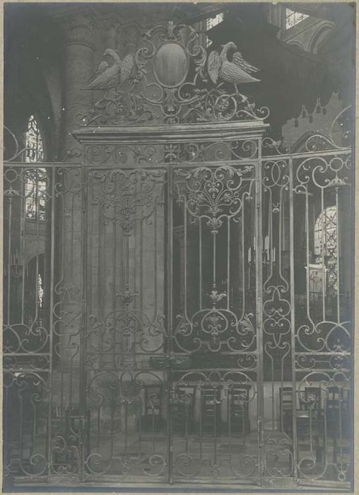 grilles et porte provenant de la clôture du choeur de la cathédrale