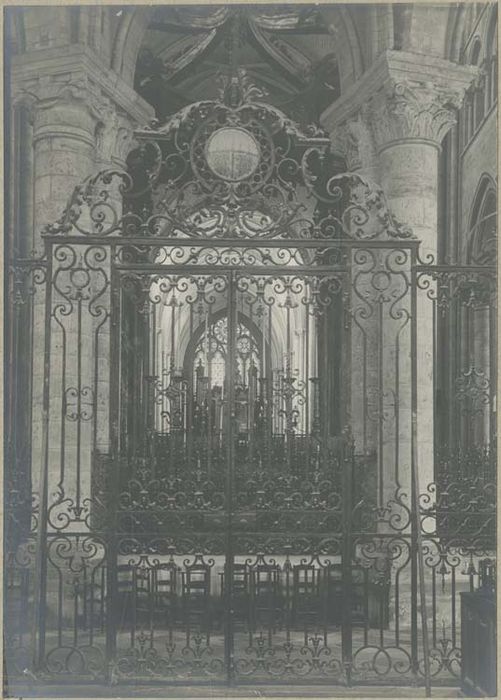 grilles et porte provenant de la clôture du choeur de la cathédrale