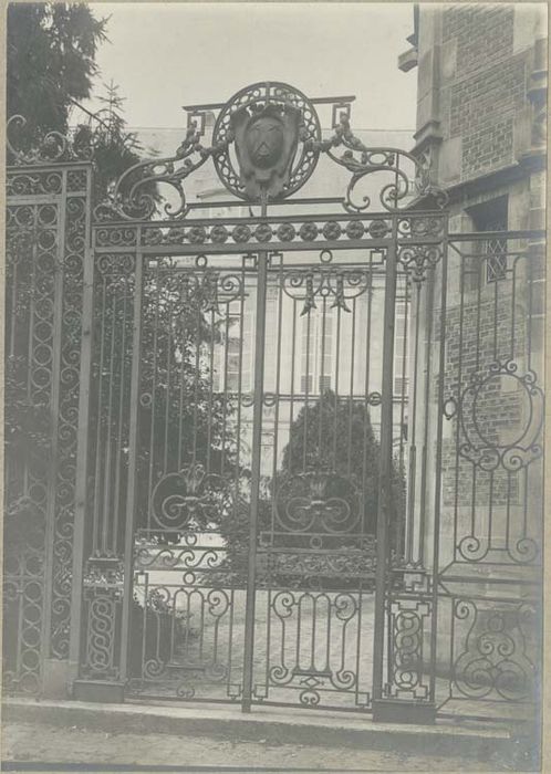 grilles et porte provenant de la clôture du choeur de la cathédrale