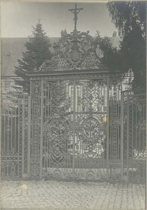 grilles et porte provenant de la clôture du choeur de la cathédrale