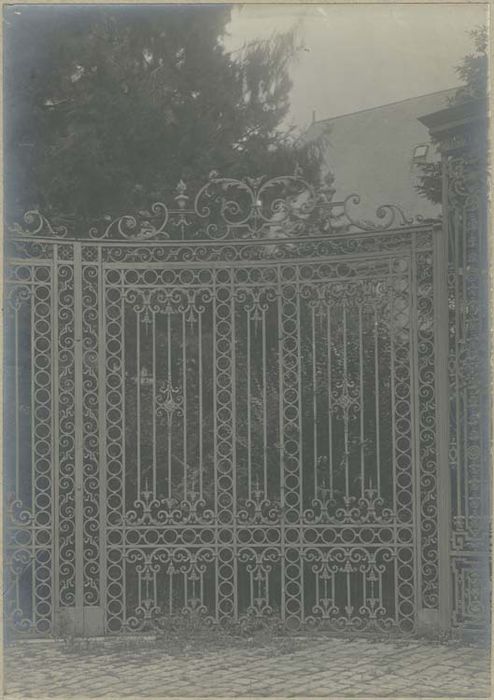 grilles et porte provenant de la clôture du choeur de la cathédrale