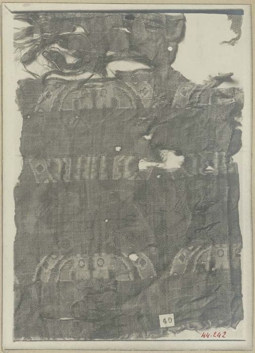 morceau de tissu : suaire de sainte Paule - © Ministère de la Culture (France), Médiathèque du patrimoine et de la photographie, diffusion GrandPalaisRmn Photo