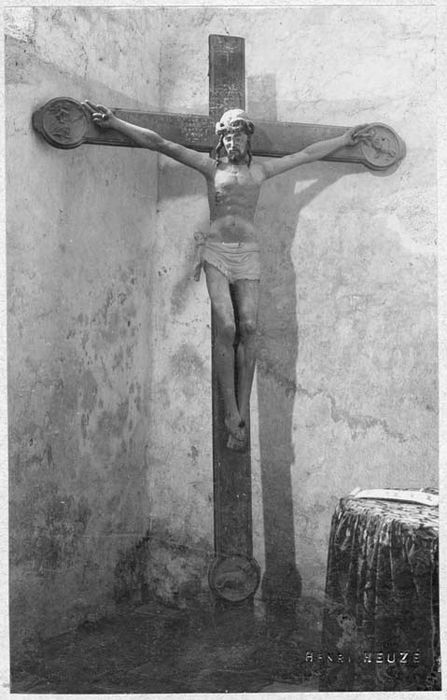 statue : Christ en croix