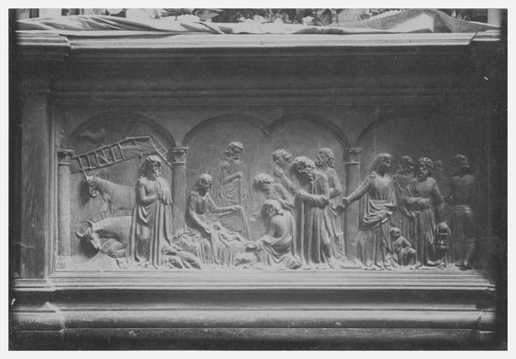 bas relief, devant  l’autel : La Nativité