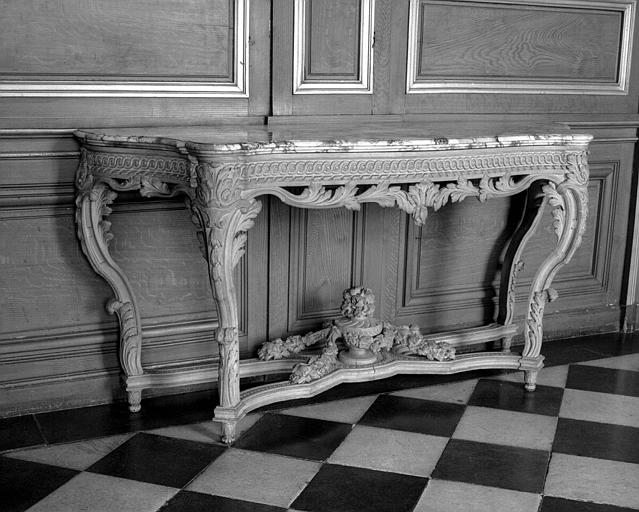 Console de transition Louis XV-Louis XVI, vue de trois-quarts gauche en gros plan (Salon des Maréchaux)