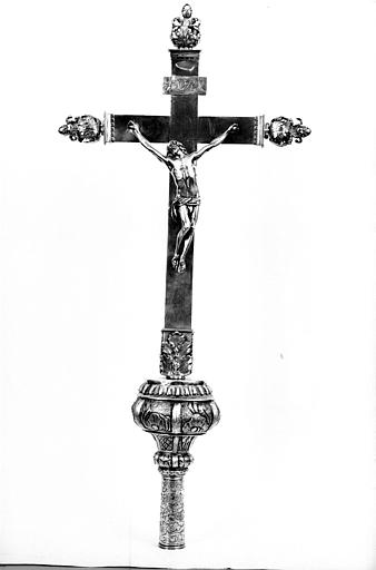 Croix processionnelle en argent et Christ en argent doré