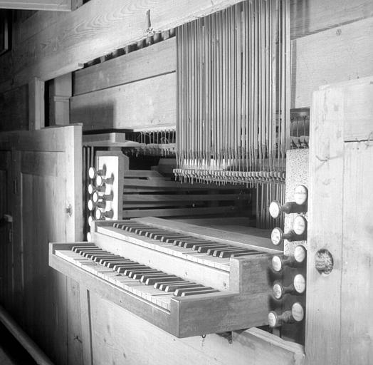Orgue : Console avec panneaux enlevés