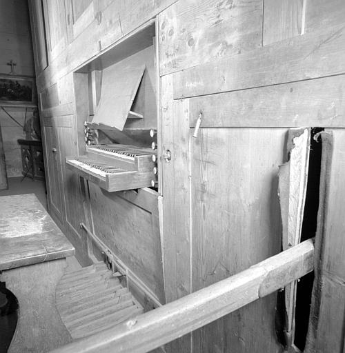 Orgue : Barre du souffleur et console avec panneaux fermés