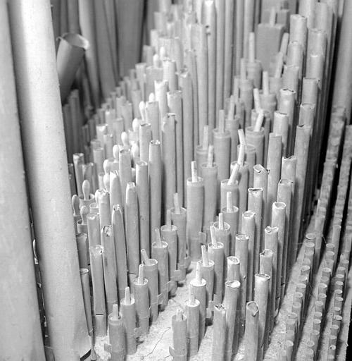 Orgue : Tuyauterie du grand orgue, de droite à gauche : Montre 8, flûte 8, bourdon 8, salicional 8