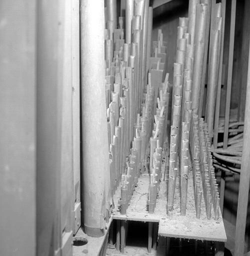 Orgue : Tuyauterie (de gauche à droite : Montre 8, flûte 8, bourdon 8, salicional 8)