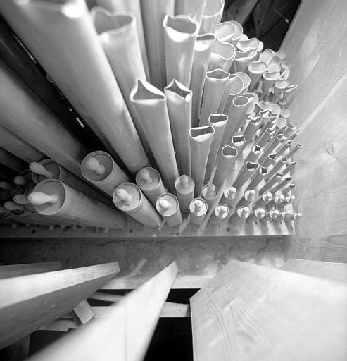 Orgue : Tuyauterie du récit (d'avant en arrière : Bourdon 8, gambe 8, flûte harmonique 4, euphone 8, voix humaine 8)