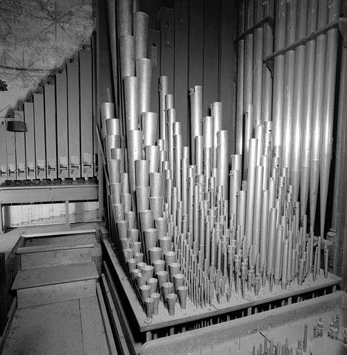 Orgue : Tuyauterie (de gauche à droite : Clairon 4, trompette 8, plein jeu, doublette 2, quinte, octave 4, bourdon 8, prestant 4, flûte harmonique 8 etc...)