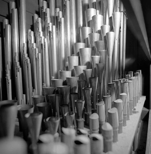 Orgue : Récit expressif, voix humaine, hautbois, trompette, octavin, voix céleste