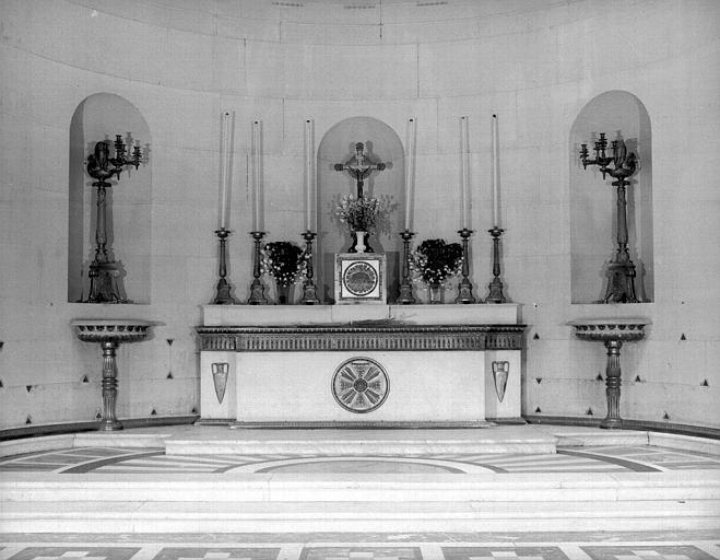 Choeur : Vue générale du maître-autel avec candélabres et flambeaux