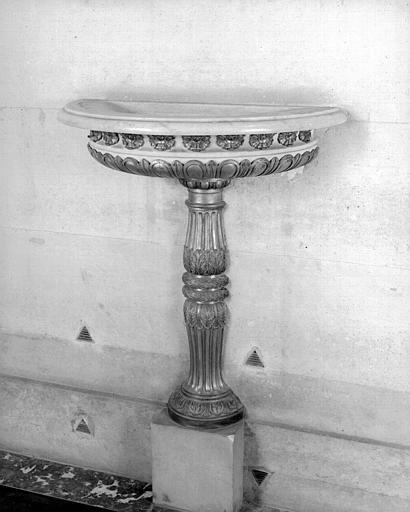 Console sur socle et bénitier