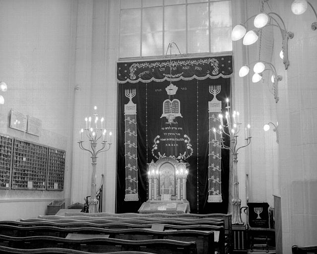 Tenture appelée Parokhet avec décorations brodées : Colonnes du temple surmontées de Menorah, chandelier à 7 branches, Torah et couronne de la Torah, Keter Torah