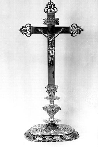 Croix d'autel en argent avec poinçons (avers)