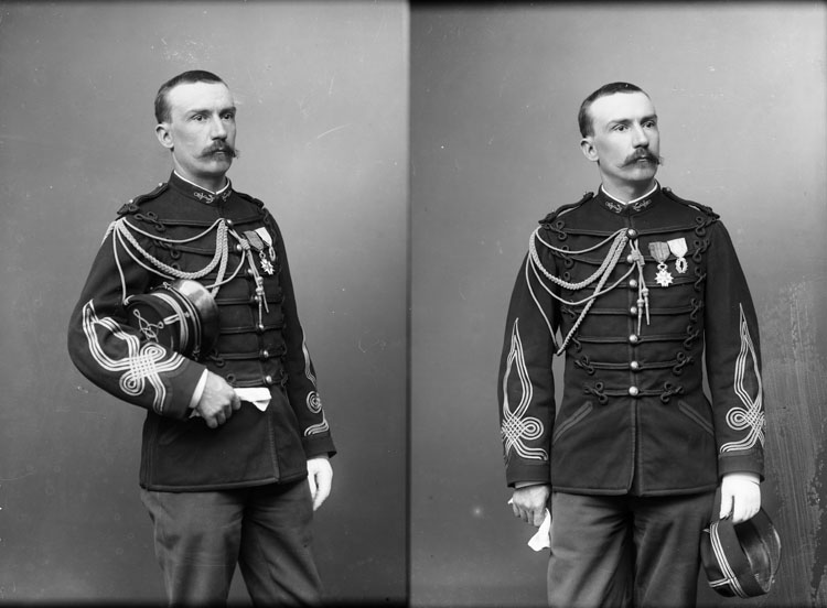 Louis Gustave Binger, capitaine d’Infanterie de Marine, explorateur et gouverneur général des colonies. En mi-corps, debout, portant la tenue militaire et pose de trois quarts.