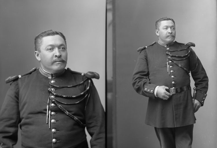 Monsieur Thomas, musicien de la Garde Républicaine en tenue militaire. Pose de trois quarts, en buste et debout en mi-corps.