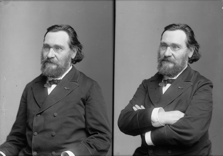 Élie Metchnikoff, scientifique russe. En buste, pose de trois quarts, vue de droite les bras croisés.